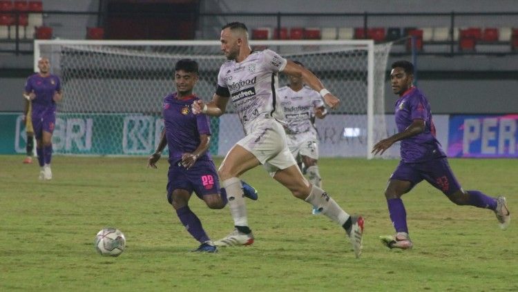 Penyerang Bali United, Ilija Spasojevic dikawal bek Persik Kediri, Ibrahim Sanjaya. (Foto: Nofik Lukman Hakim/INDOSPORT) Copyright: © Nofik Lukman Hakim/INDOSPORT