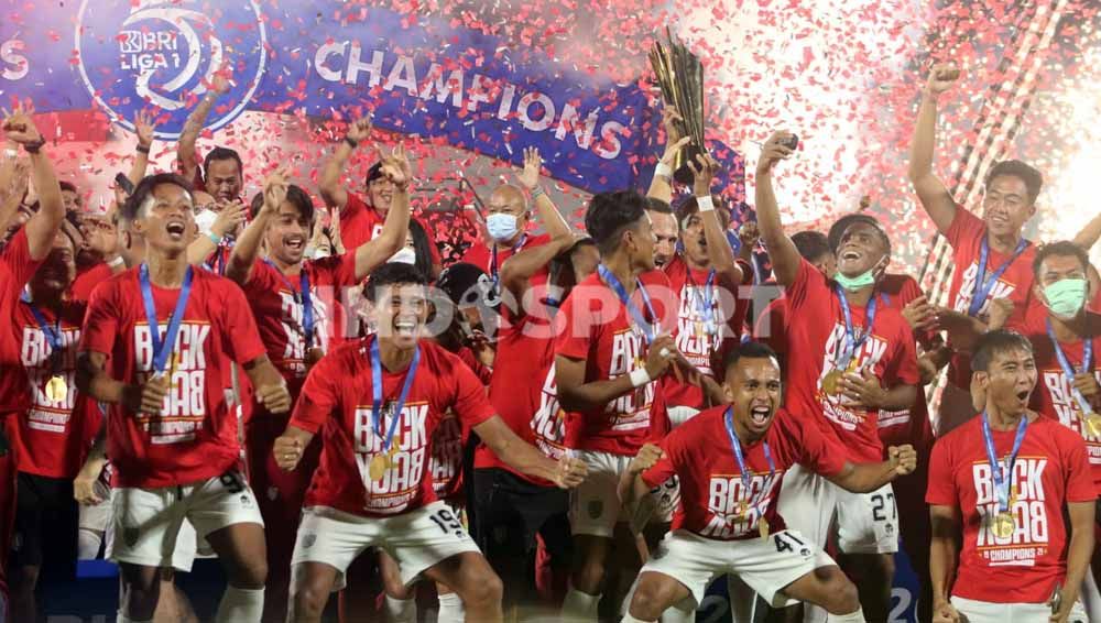 Suka cita pemain Bali United sambut gelar juara Liga 1 2021-2022. Foto: Nofik Lukman Hakim/Indosport.com Copyright: © Nofik Lukman Hakim/Indosport.com