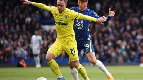 Pemain Brentford, Christian Eriksen saat berlaga antara Chelsea vs Brentford di Liga Inggris, Minggu (03/04/22). Foto: REUTERS/Chris Radburn Copyright: © REUTERS/Chris Radburn