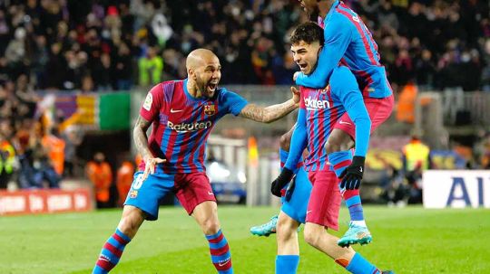 Selebrasi pemain Barcelona Pedri usai merayakan gol pertama bersama Ousmane Dembele dan Dani Alves di Liga Spanyol. Foto: REUTERS/Albert Gea Copyright: © REUTERS/Albert Gea