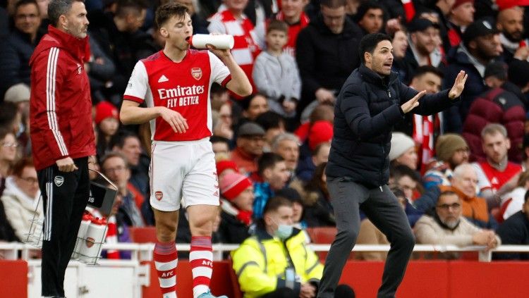 Kieran Tierney (tengah) bersama Mikel Arteta di laga Arsenal vs Leicester City (13/03/22). (Foto: Reuters/John Sibley) Copyright: © Reuters/John Sibley