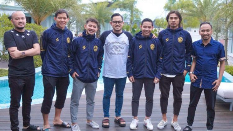 Arema FC memperkenalkan empat pemain baru sebagai proyeksi untuk Liga 1 musim 2022/2023 di Malang, Selasa (05/04/22). Copyright: © Dok. AremaOfficial