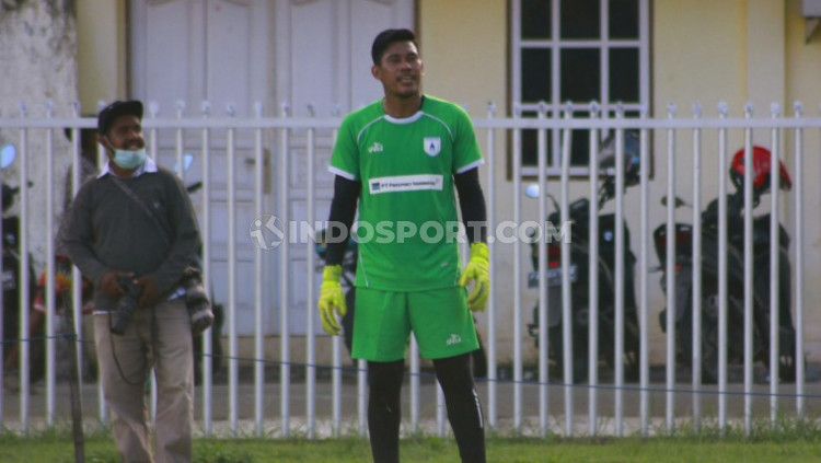 Kiper Persipura Jayapura, Dede Sulaiman. Copyright: © Sudjarwo/INDOSPORT