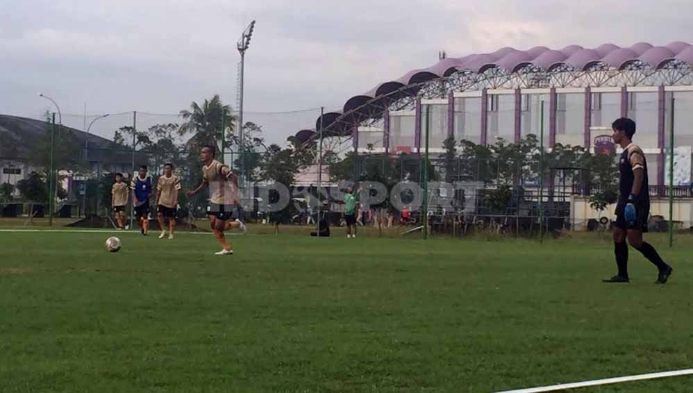 Latihan perdana Dewa United jelang Liga 1 2022. Foto: Da'Yerimon/Indosport.com Copyright: © Da'Yerimon/Indosport.com