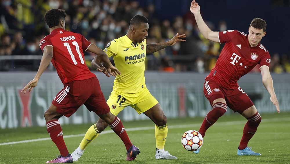 Pemain Villarreal, Pervis Estupinan diapit dua pemaon Bayern Munchen di laga perempat final Liga Champions, Kamis (07/04/22). Foto: REUTERS/Albert Gea Copyright: © REUTERS/Albert Gea