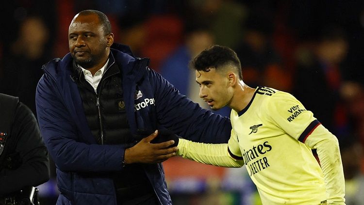 Patrick Vieira bersalaman dengan Gabriel Martinelli di laga Liga Inggris Crystal Palace vs Arsenal (Foto: Action Images via Reuters/Andrew Boyers) Copyright: © Action Images via Reuters/Andrew Boyers