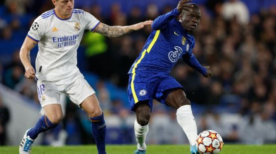 N'Golo Kante berduel dengan Toni Kroos di laga Chelsea vs Real Madrid (07/04/22). (Foto: Reuters/Peter Cziborra) Copyright: © Reuters/Peter Cziborra