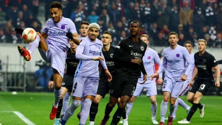 Duel Eintracht Frankfurt vs Barcelona di leg pertama perempat final Liga Europa, Jumat (08/04/22) dini hari WIB. Copyright: © REUTERS/Kai Pfaffenbach