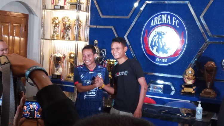 Prosesi penyerahan nomor 6 dr Ikhfanul Alam ke Evan Dimas Copyright: © Ian Setiawan/INDOSPORT