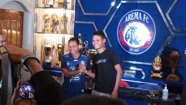 Prosesi penyerahan nomor 6 dari Ikhfanul Alam ke Evan Dimas di skuad Arema FC. Copyright: © Ian Setiawan/INDOSPORT