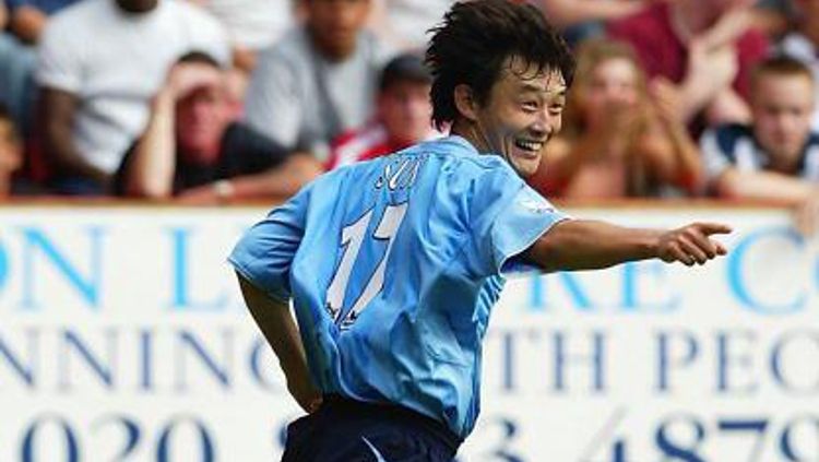 Sun Jihai saat merayakan keberhasilannya mencetak gol ke gawang Charlton Athletic tanggal 17 Agustus 2003 silam. Copyright: © Phil Cole/Getty Images