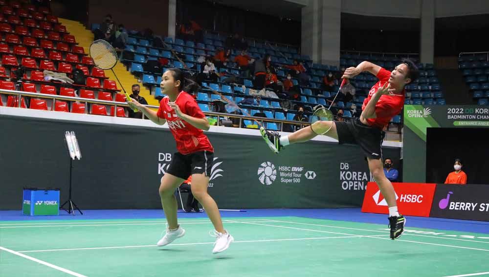 Ada yang menarik ketika PBSI unggah momen kemenangan Rinov Rivaldy/Pitha Haningtyas Mentari, namun netizen malah dibuat salah fokus. Karena apa? Copyright: © PBSI