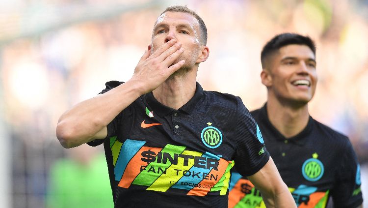 Pemain Inter Milan Edin Dzeko merayakan gol keduanya REUTERS-Daniele Mascolo Copyright: © REUTERS-Daniele Mascolo
