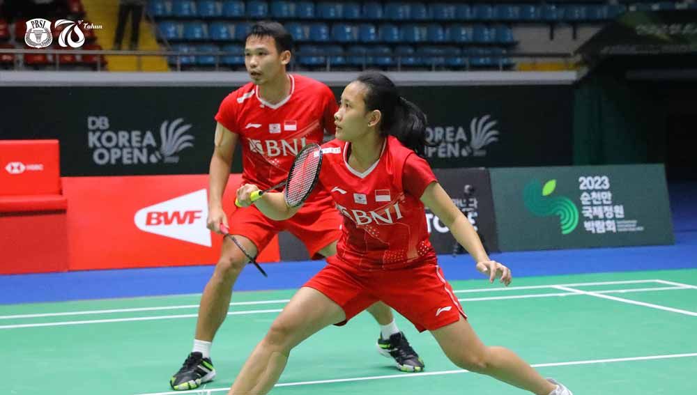 Berjalannya game penentuan antara Rinov/Pitha vs Supak Jomkoh/Supissara Paewsampran di babak perempat final Indonesia Masters 2022, Jumat (10/6/22). Copyright: © PBSI