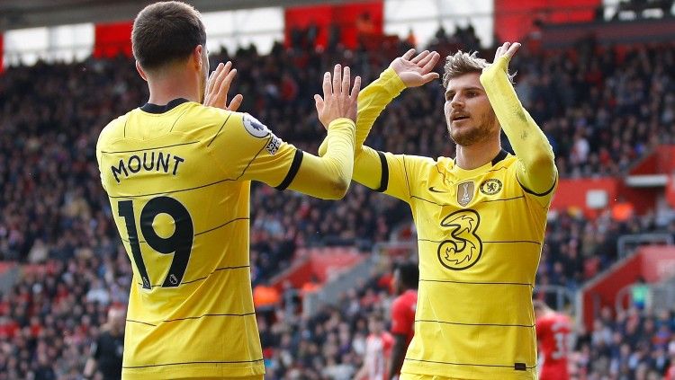 Mason Mount (kiri) dan Timor Werner (kanan) merayakan gol di laga Southampton vs Chelsea (09/04/22). (Foto: REUTERS/Peter Nicholls) Copyright: © REUTERS/Peter Nicholls