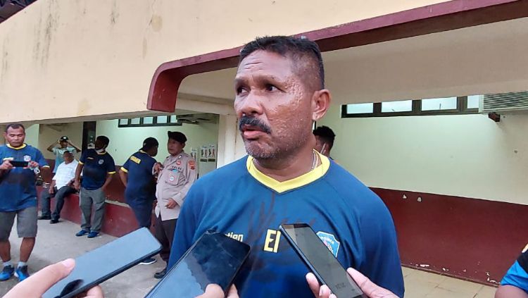 Legenda Persipura Jayapura, Eduard Ivakdalam telah resmi melatih Persewar Waropen untuk kompetisi Liga 2 musim depan. Copyright: © Sudjarwo/INDOSPORT