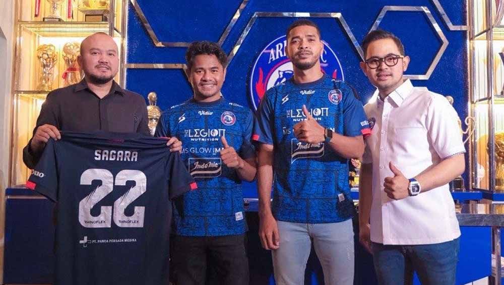 Dua pemain baru Arema FC, Hasyim Kipuw dan Ilham Udin bersama Manajer Tim Arema FC Ali Rifki dan Presiden Arema Gilang Widya Pramana. Foto: Arema FC Copyright: © Arema FC