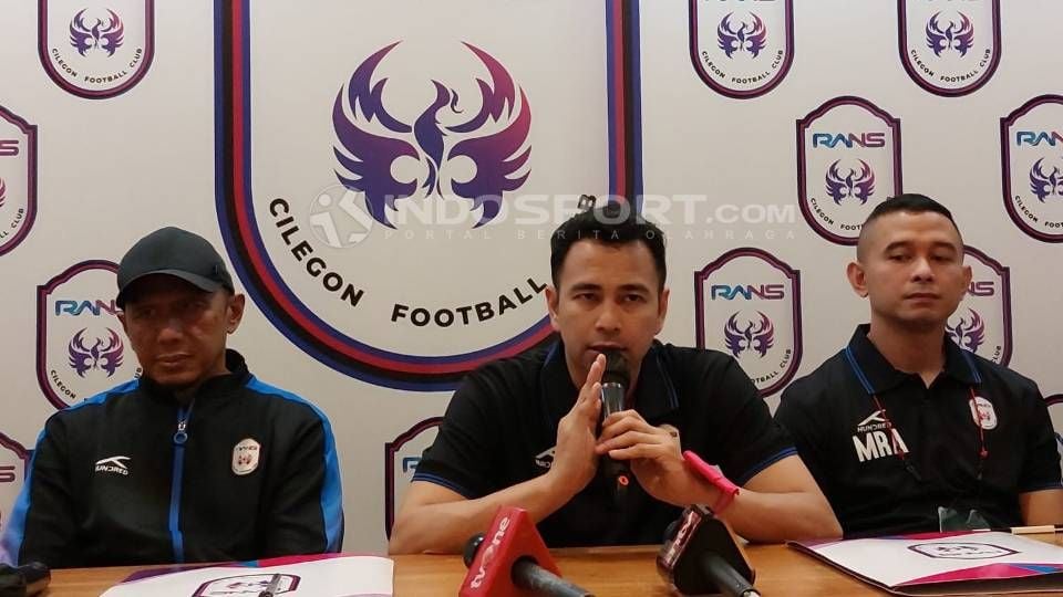 Raffi Ahmad (tengah) meresmikan Rahmad Darmawan sebagai pelatih Rans Cilegon FC untuk musim depan. Foto: Zainal Hasan/INDOSPORT Copyright: © Zainal Hasan/INDOSPORT