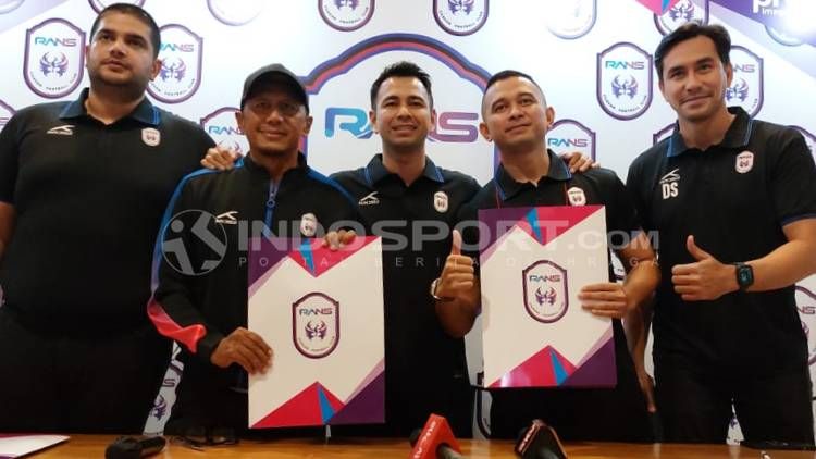 Raffi Ahmad (tengah) meresmikan Rahmad Darmawan sebagai pelatih Rans Cilegon FC untuk musim depan. Foto: Zainal Hasan/INDOSPORT Copyright: © Zainal Hasan/INDOSPORT