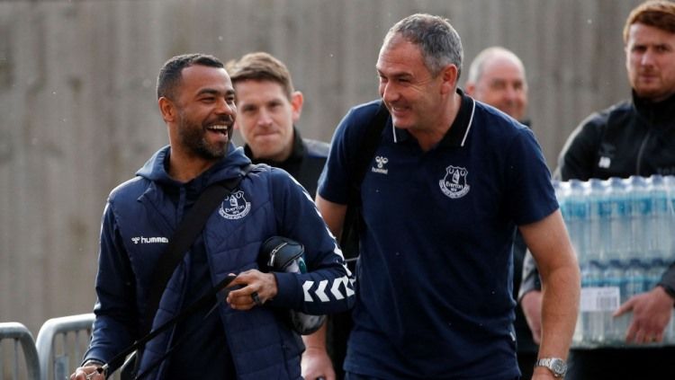 Ashley Cole (kiri), legenda Chelsea yang kini turut menangani Everton. Foto: REUTERS/Craig Brough. Copyright: © REUTERS/Craig Brough
