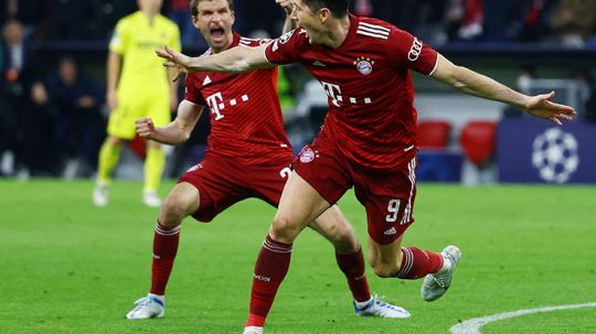 Selebrasi pemain Bayern Muchen, Robert Lewandowski usai cetak gol ke gawang Villarreal. Copyright: © REUTERS/Kai Pfaffenbach