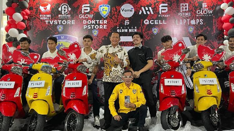 Youtuber Tanah Air, Atta Halilintar Hadiahi Timnas Futsal Indonesia Motor Vespa Copyright: © Federasi Futsal Indonesia