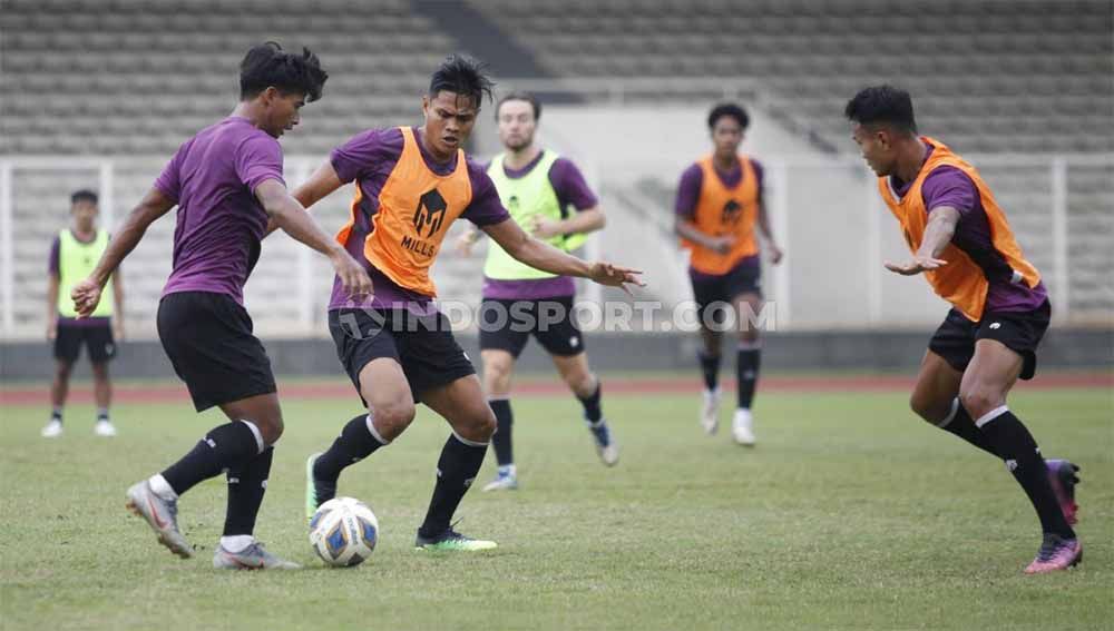 Fachruddin Aryanto (kedua dari kiri) dipertahankan Madura United untuk Liga 1 2023/2024. Foto: Herry Ibrahim/Indosport.com Copyright: © Herry Ibrahim/Indosport.com
