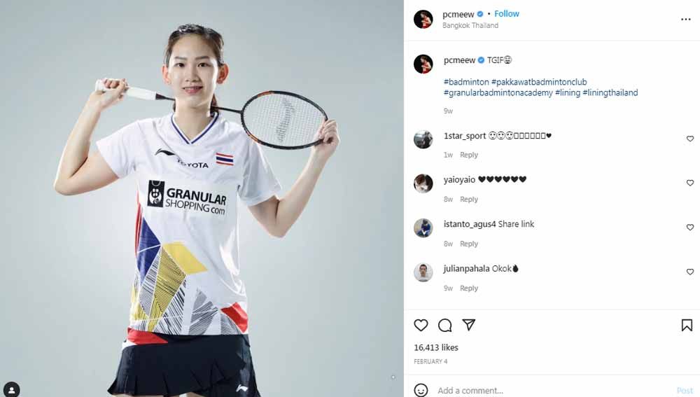 Jelang turnamen bulutangkis All England 2023, empat tunggal putri Thailand berpose ala grup Idol, dipimpin Ratchanok Intanon dan Pornpawee Chochuwong. Copyright: © Instagram@pcmeew