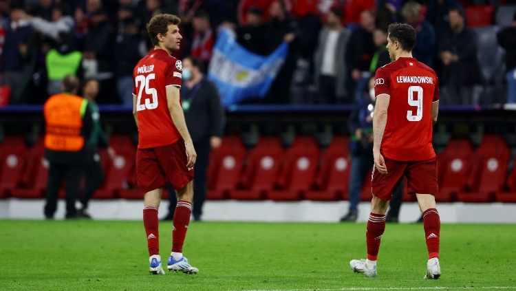 Thomas Muller dan Robert Lewandowski terlihat terpukul usai disingkirkan Villarreal (13/04/22). (Foto: REUTERS/Kai Pfaffenbach) Copyright: © REUTERS/Kai Pfaffenbach