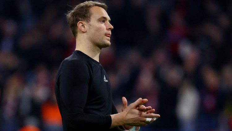 Manuel Neuer terlihat lesu usai Bayern Munchen disingkirkan Villarreal (13/04/22). (Foto: REUTERS/Kai Pfaffenbach) Copyright: © REUTERS/Kai Pfaffenbach