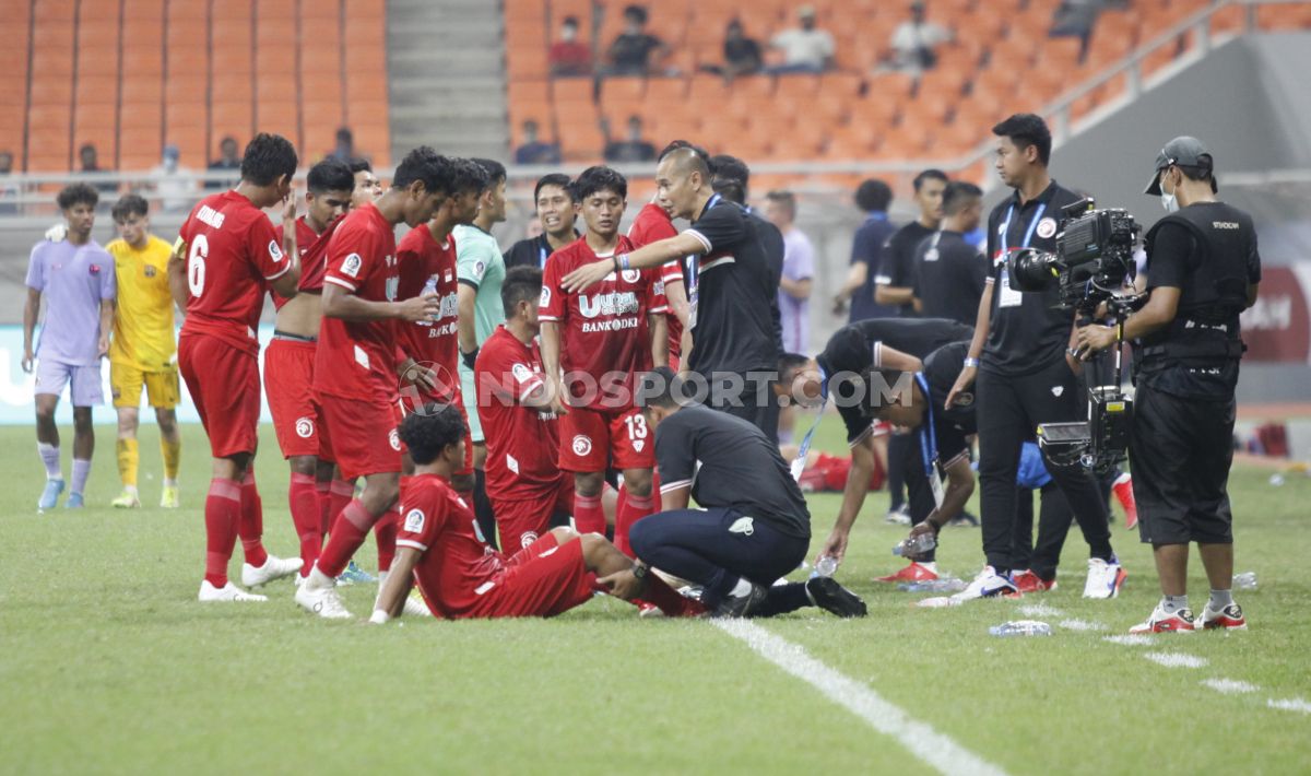 Pertandingan Indonesia All Star vs Barcelona U-18 pada IYC 2022 di Stadion JIS, Rabu (13/04/22). Foto: Herry Ibrahim/INDOSPORT Copyright: © Herry Ibrahim/Indosport.com