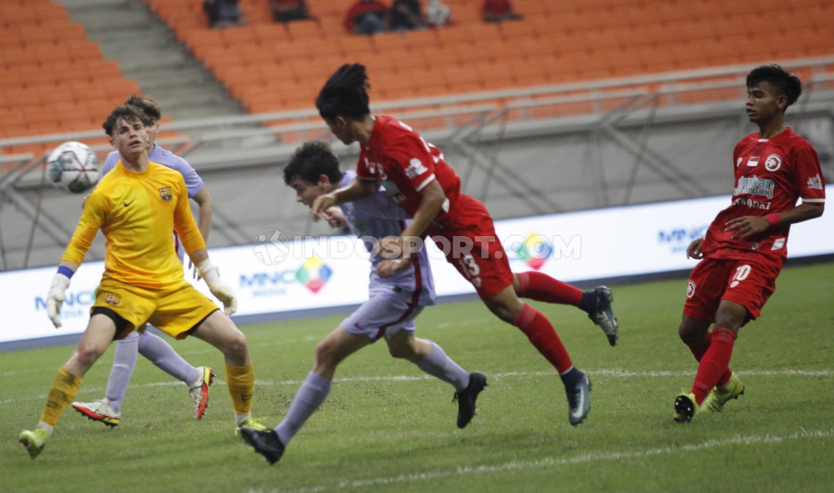 Pertandingan Indonesia All Star vs Barcelona U-18 pada IYC 2022 di Stadion JIS, Rabu (13/04/22). Foto: Herry Ibrahim/INDOSPORT Copyright: © Herry Ibrahim/Indosport.com