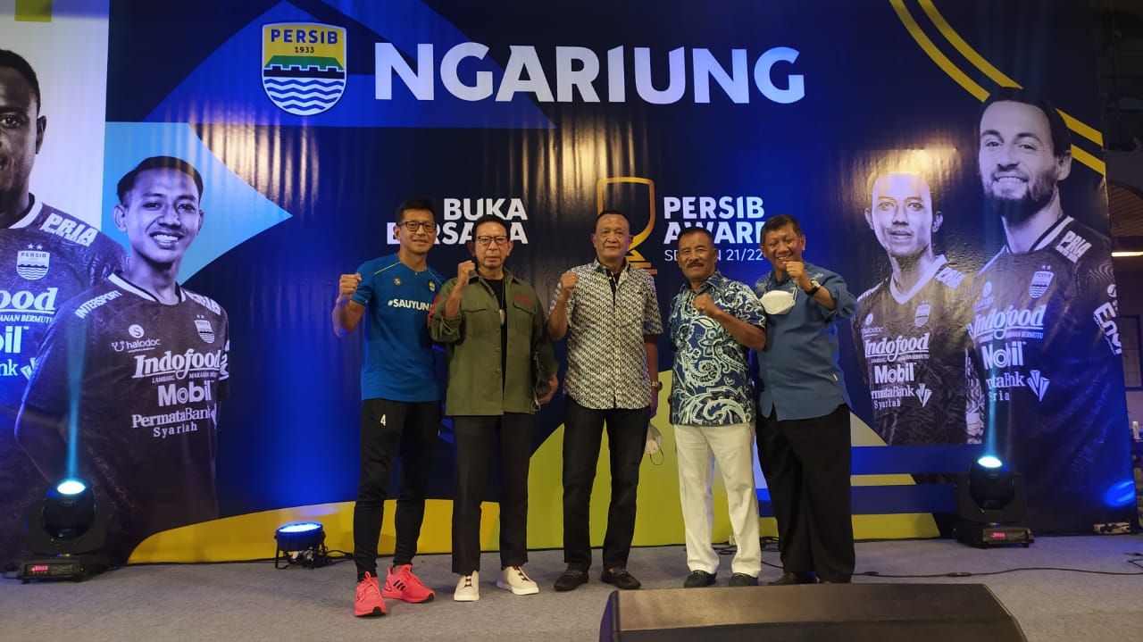 Manajemen Persib berfoto bersama saat Persib Award 2021-2022 di Paberik Badjoe Factory Outlet, Jalan Soekarno Hatta, Kota Bandung, Rabu (13/4/22). Foto: Arif Rahman/Football265.com Copyright: © Arif Rahman/Football265.com