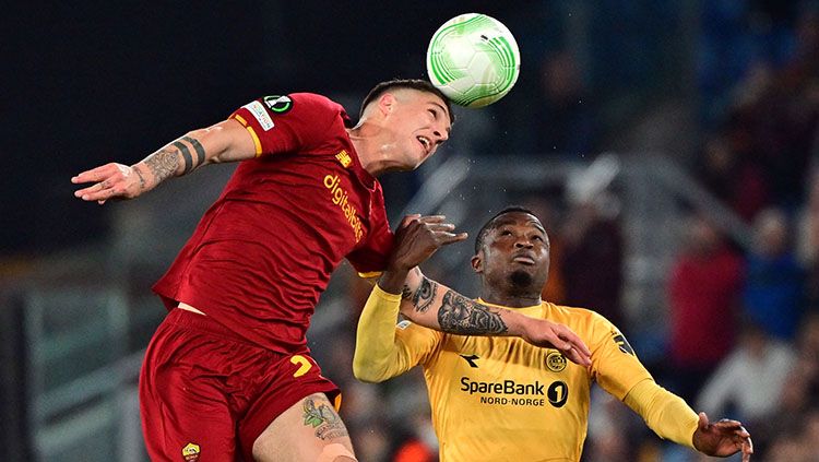 Perebutan duel udara antara pemain AS Roma dengan Bodo/Glimt di UEFA Conference League. Copyright: © REUTERS/Alberto Lingria