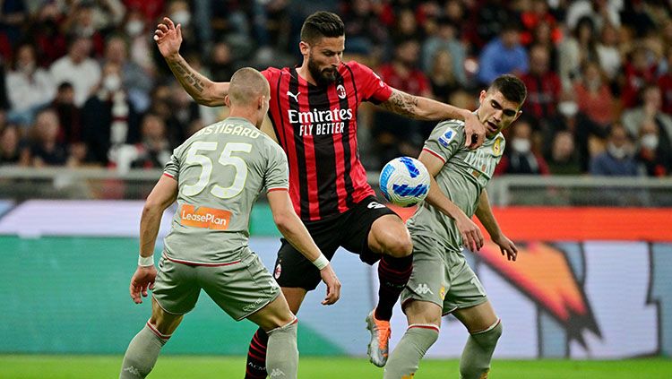 Pemain AC Milan, Olivier Giroud dikawal dua pemain Genoa yang sedang ingin merebut bola di Liga Italia. Copyright: © REUTERS/Alberto Lingria