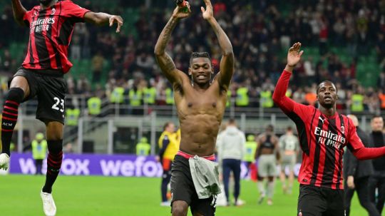 Pemain AC Milan Fikayo Tomori, Rafael Leao dan Fode Ballo-Toure selebrasi usai pertandingan REUTERS-Alberto Lingria Copyright: © REUTERS-Alberto Lingria