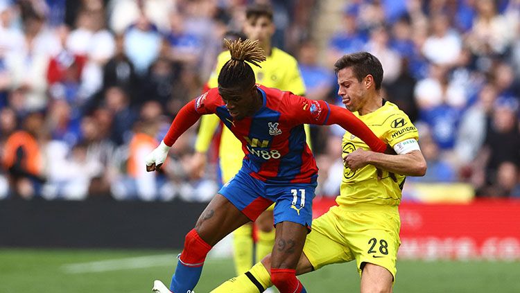 Pemain Chelsea, Cesar Azpilicueta saat berusaha merebut bola dari pemain Crystal Palace di Piala FA. Copyright: © REUTERS/David Klein