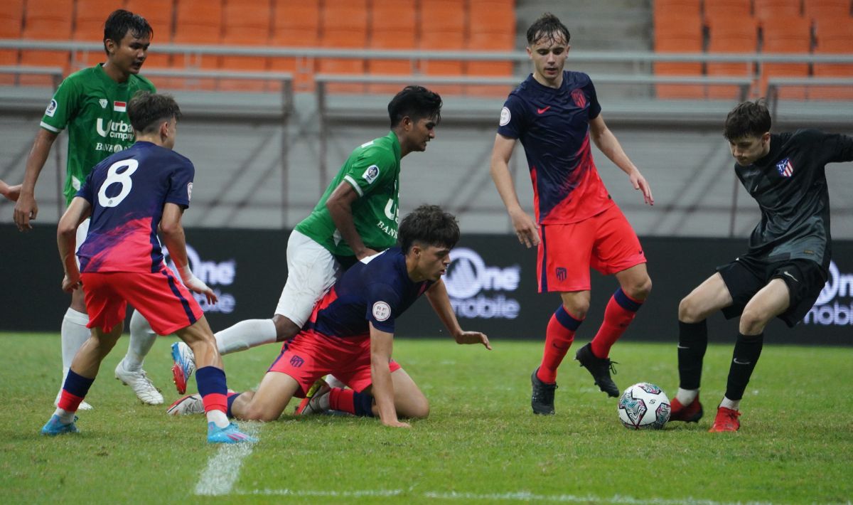 Indonesia All Star dikalahkan Atletico Madrid U-18 dengan skor 1-2 pada laga ketiga turnamen International Youth Championship (IYC) 2022 di Stadion JIS, Minggu (17/04/22). Foto: Official Photo IYC 2022 Copyright: © Official Photo IYC 2022