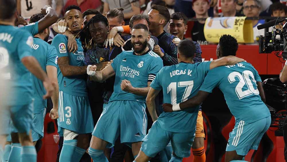 Selebrasi pemain Real Madrid, Karim Benzema usai berhasil cetak gol ketiga ke gawang Sevilla di Liga Spanyol. Foto: REUTERS/Marcelo Del Pozo Copyright: © REUTERS/Marcelo Del Pozo