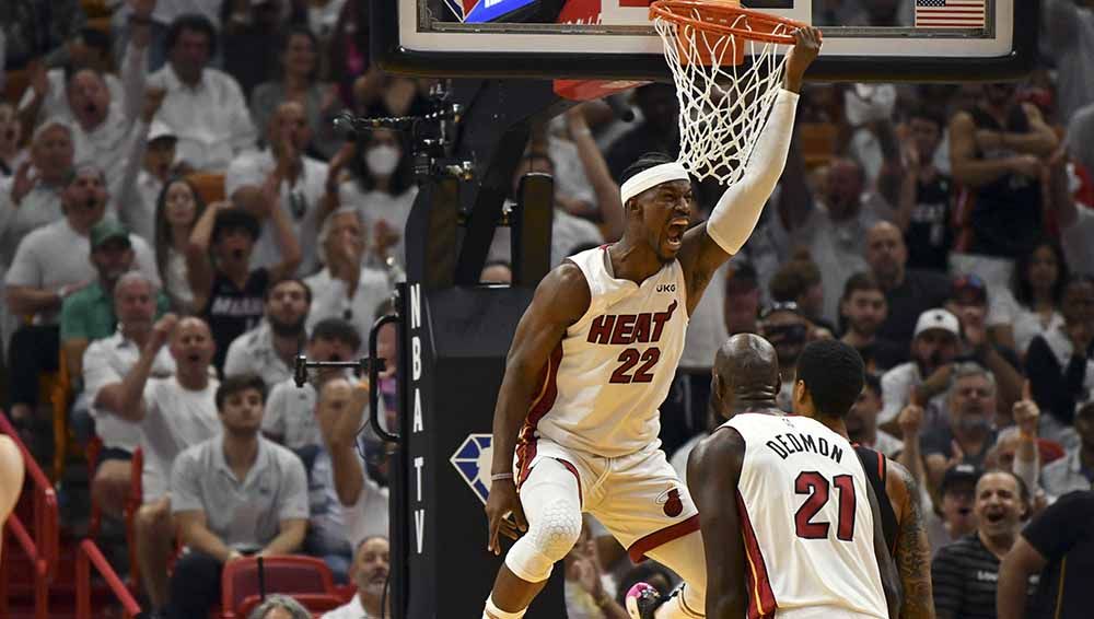 Aksi pebasket Miami Heat, Jimmy Butler di laga NBA antara Miami Heat vs Atlanta Hawks. Foto: REUTERS/Jim Rassol Copyright: © REUTERS/Jim Rassol