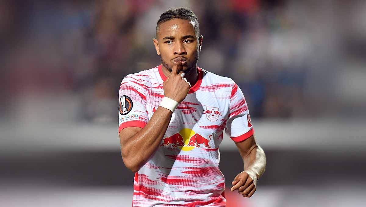 Selebrasi pemain RB Leipzig, Christopher Nkunku usai berhasil mencetak gol ke gawang Atalanta. Foto: REUTERS/Daniele Mascolo Copyright: © REUTERS/Daniele Mascolo