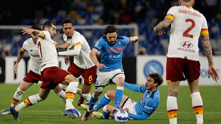 Pemain Napoli berusaha untuk melewati adangan pemain AS Roma. Copyright: © REUTERS/Ciro De Luca