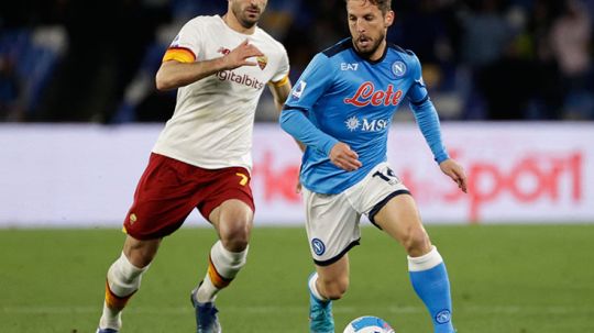 Duel pemain AS Roma, Henrik Mkhitaryan dengan pemain Napoli Dries Mertens. Copyright: &copy; REUTERS/Ciro De Luca