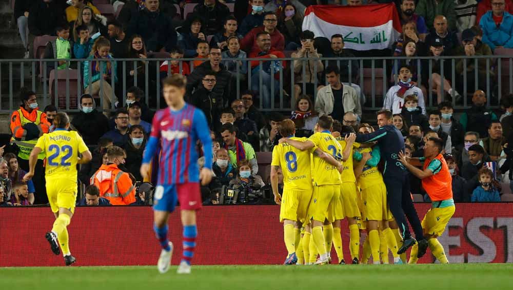 Selebrasi para pemain Cadiz merayakan gol pertama ke gawang Barcelona. Foto: REUTERS/Albert Gea Copyright: © REUTERS/Albert Gea