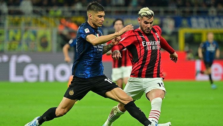 Perebutan bola antara pemain Inter Milan vs AC Milan di Coppa Italia. Copyright: © REUTERS/Alberto Lingria