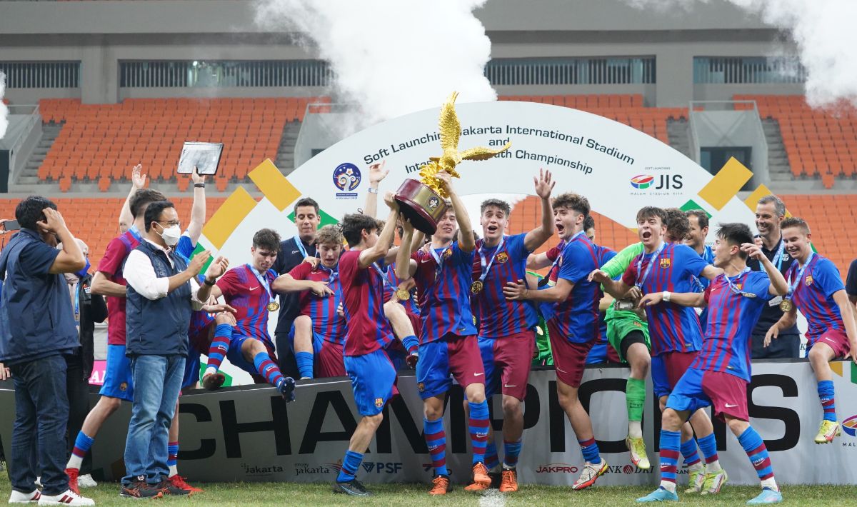 Barcelona U-18 keluar sebagi juara turnamen International Youth Championship (IYC) 2022 usai mengalahkan Atletico Madrid U-18 dengan skor 1-0 pada babak final yang digelar di Stadion JIS, Selasa (19/04/22). Foto: Official Photo IYC 2022 Copyright: © Official Photo IYC 2022