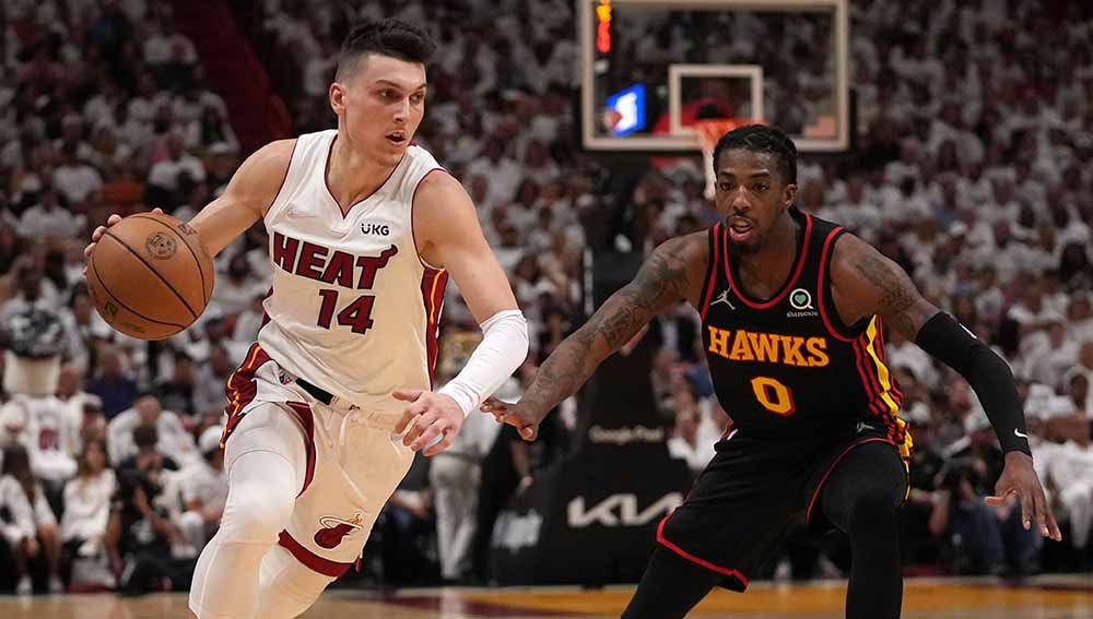 Pebasket Miami Heat Tyler Herro saat menggiring bola di playoff NBA 2022. Foto: REUTERS/Jasen Vinlove Copyright: © REUTERS/Jasen Vinlove