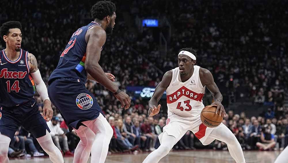 Pebasket Toronto Raptors Pascal Siakam mengontrol bola mendapat penghadangan dari pebasket Philadelphia 76ers Joel Embiid pada laga playoff NBA 2022 di Scotiabank Arena. Foto: REUTERS/John E. Sokolowski Copyright: © REUTERS/John E. Sokolowski