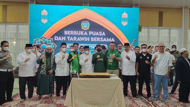 Gubernur Sumut sekaligus Penasehat klub PSMS Medan, Edy Rahmayadi, foto bersama dalam perayaan sederhana Ultah PSMS ke-72 usai buka puasa bersama. Copyright: © Aldi Aulia Anwar/INDOSPORT