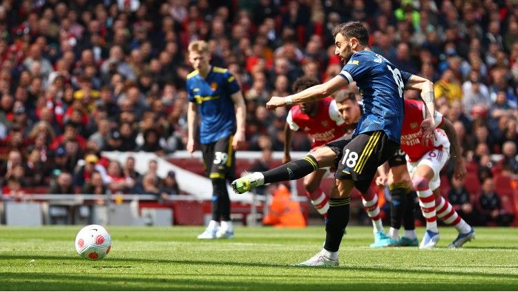 Bruno Fernandes gagal mengeksekusi penalti di laga Arsenal vs Man United (23/04/22). (Foto: REUTERS/David Klein) Copyright: © REUTERS/David Klein